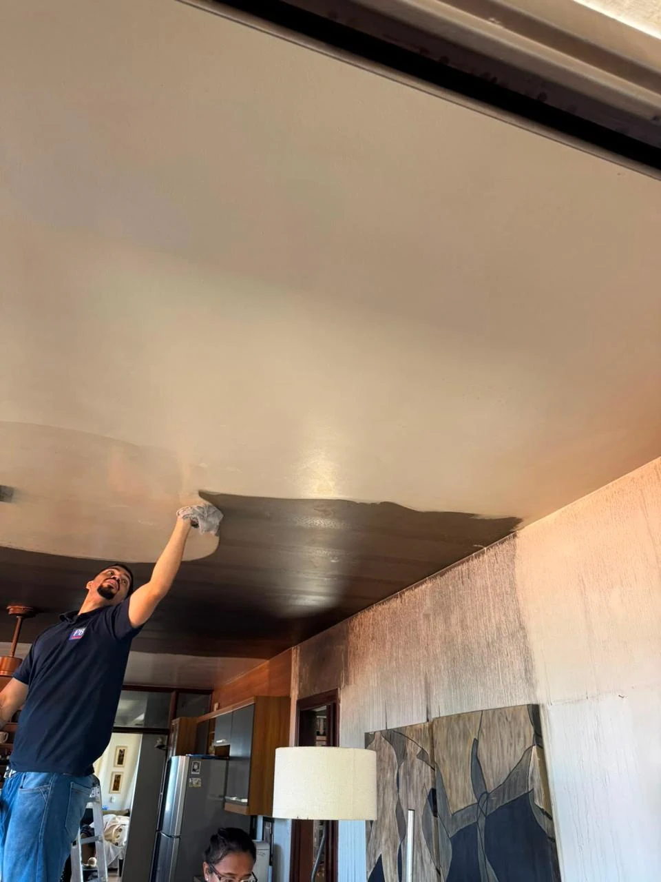 Profissional da PB Clean realizando limpeza de teto